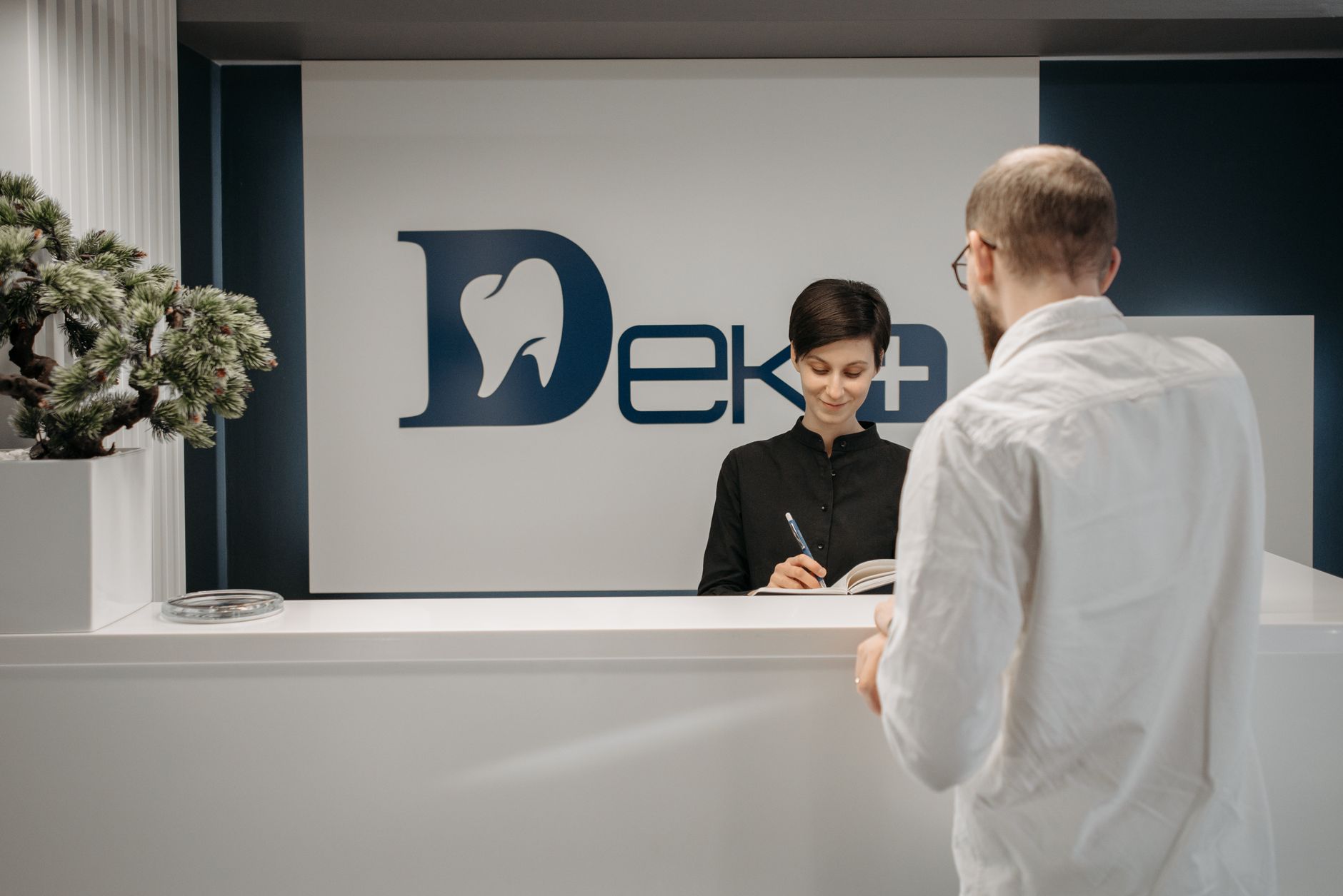 Empfang und Wartebereich der Reusrather Gemeinschaftspraxis in Langenfeld